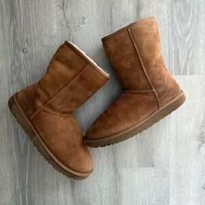 UGG Women’s Classic Short  Boots Chestnut Size 8 Fall Winter Cozy